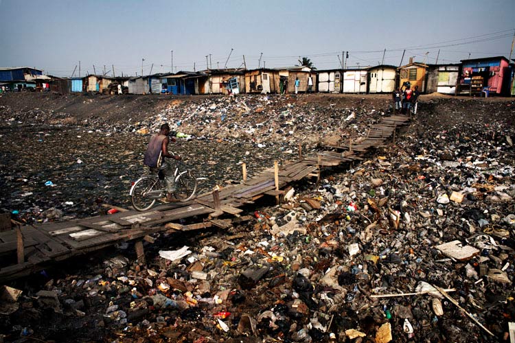 Agbogbloshie (Ghana), premier site pollué au monde selon le rapport Blacksmith Institute (2013)...