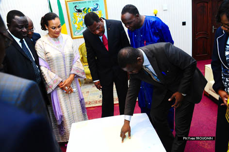 Pr&eacute;sentation des bassins p&eacute;troliers et miniers au Chef de l'Etat au Palais de la Pr&eacute;sidence...