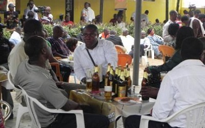 Des participants de la fête de bière au Bénin