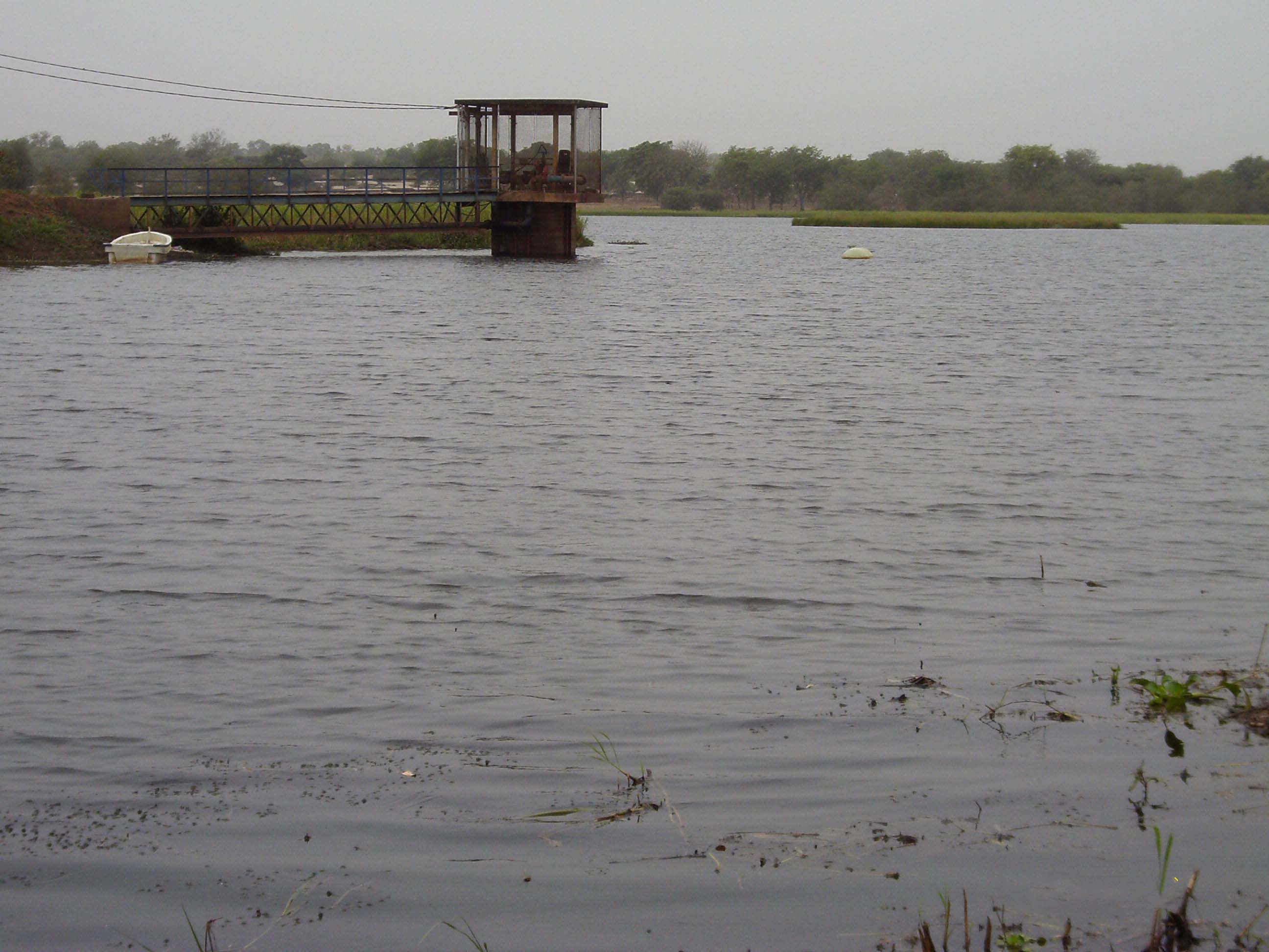 La station de pompage et de traitement de l'eau sur le Fleuve Okpara qui désert la ville de Parakou et environs en eau courante...