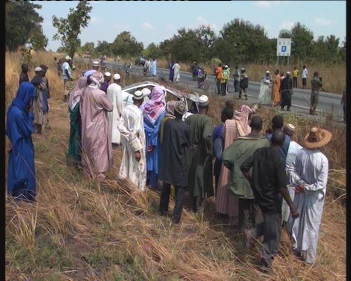 Des populations stupéfaites devant un accident de circulation à Parakou, Crédit: Ludovic Ayédèguè...