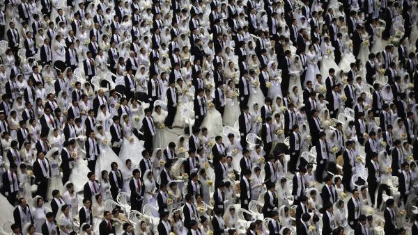 Le premier mariage collectif célébré après la mort de Mun, Corée du Sud (Février 2013), source RFI