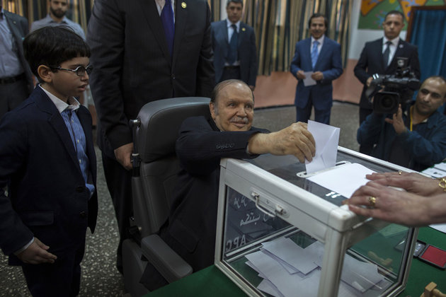 Le Président Abdelaziz Bouteflika votant dans fauteuil roulant.. (Alger, Avril 2014)